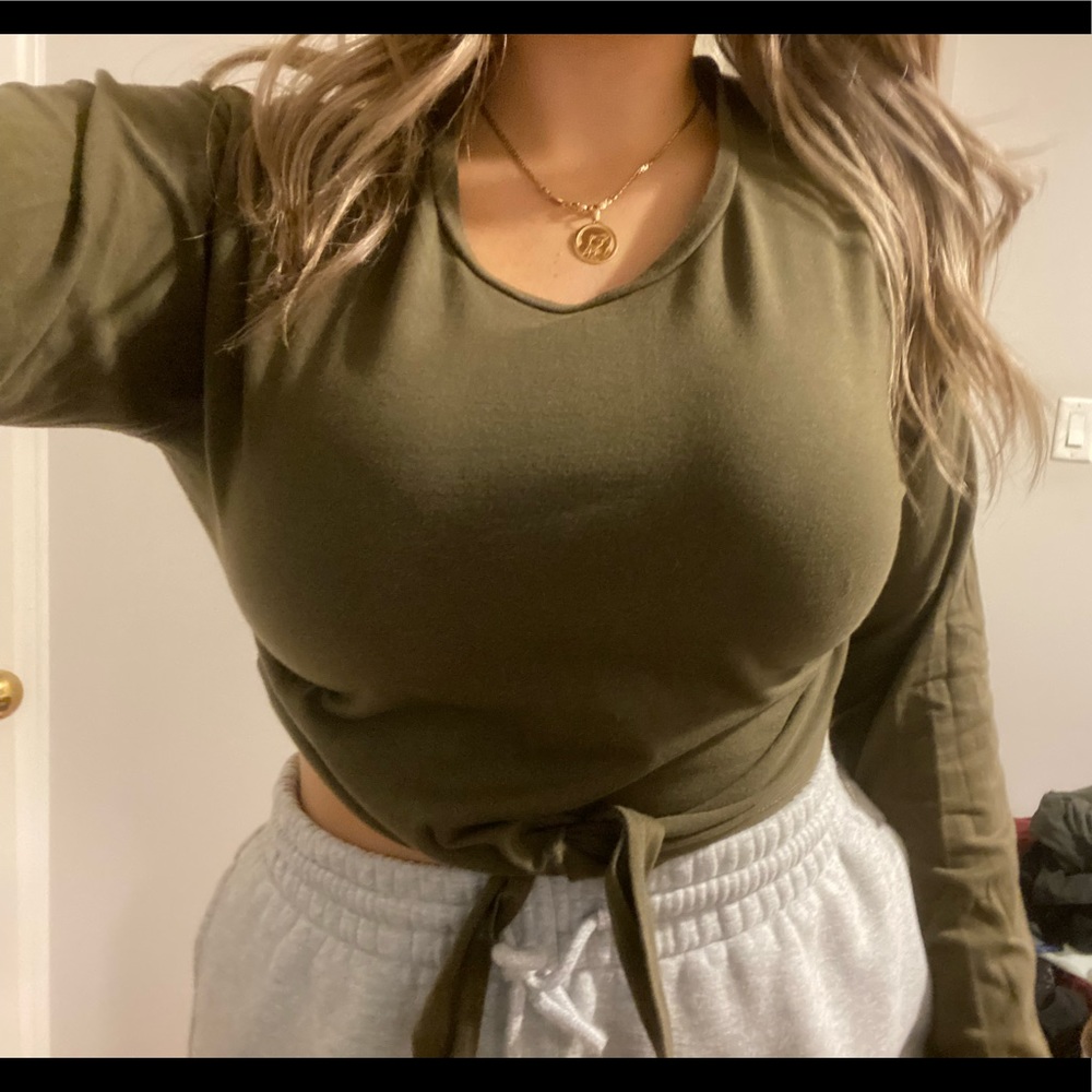Long sleeve top, with knot-tie
